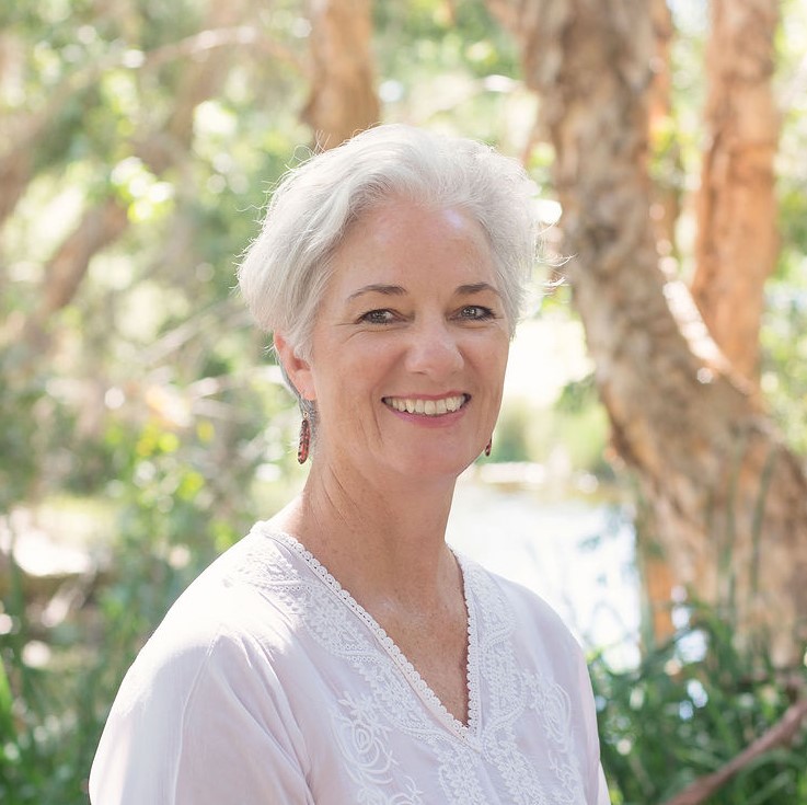 Headshot of Karen Peradon-Alaga, freelance editor based in Perth, author and self-publishing guide
